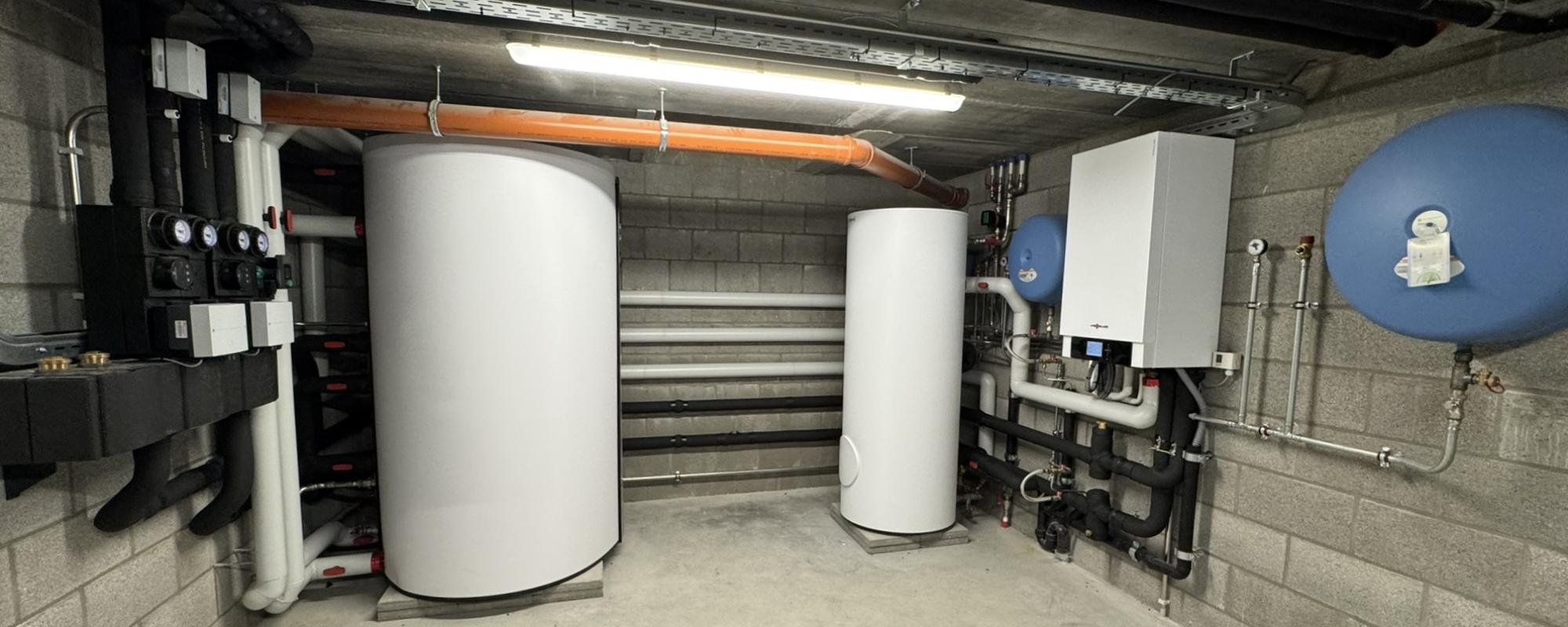 Pompe à chaleur unité intérieure avec son ballon tampon de la marque Viessmann, système relié au poêle à bois pour un système de chauffage économique et écologique